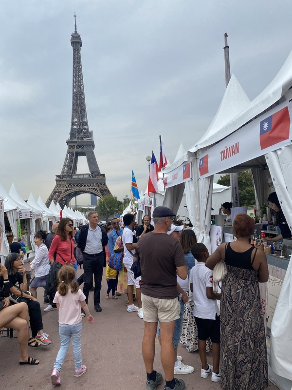 法國巴黎第5屆國際美食節1至4日在艾菲爾鐵塔前登場，邀50多國共襄盛舉。數家歐洲的台灣廠商向遊客推廣刈包、珍奶、啤酒、鹹酥雞、地瓜球、香腸等台式夜市美食，台灣攤位前人潮絡繹不絕