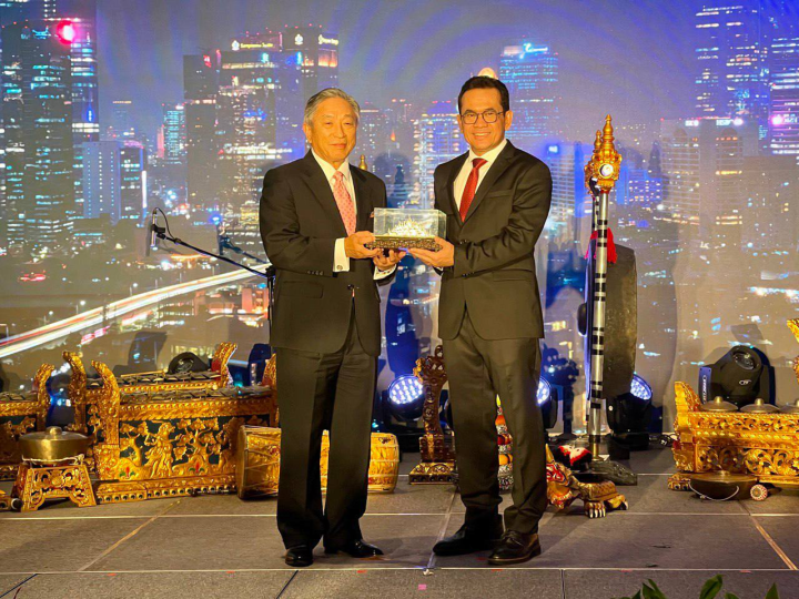 章溥帝代表致贈田次長印尼傳統手工藝品銀製「婆羅浮屠」