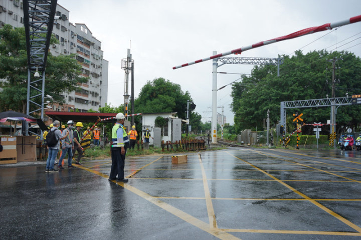 台鐵在全台260處平交道設置障礙物自動偵測系統，透過熱感應與雷達辨識智慧判讀於平交道黃色網狀線內，高度30至300公分的障礙物，以即時驅離並知會鄰近列車司機員因應。圖為台鐵14日在花蓮市中華路平交道演練偵測過程。