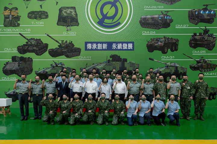 總統與陸軍兵工整備發展中心以及軍備局209廠內同仁合影