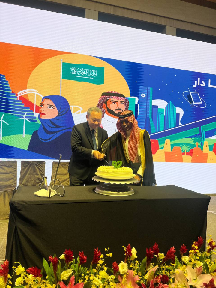 外交部常務次長俞大㵢與「沙烏地阿拉伯駐台商務辦事處」艾德爾（Adel Fahad A. Althaidi）代表攜手為沙國建國92週年國慶切下祝福蛋糕。