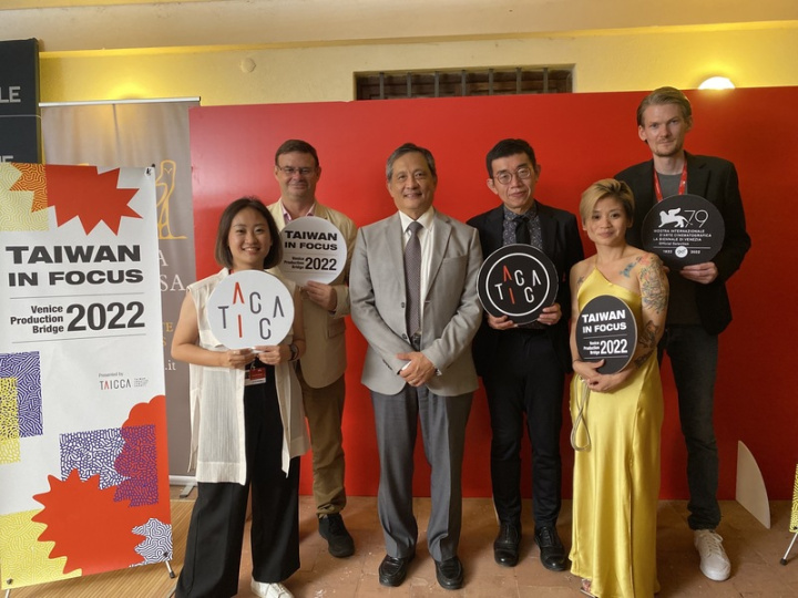 威尼斯影展「台灣之夜」4日晚上熱鬧登場，貴賓雲集。駐義大利代表李新穎（左3）、威尼斯市場展主席迪歐（左2）、文策院院長李明哲（右3）、文策院顧問敖瀚林（右1）、文化科技處處長李懷瑾（左1）與內容策進處組長唐翊雯（右2）等人合影。