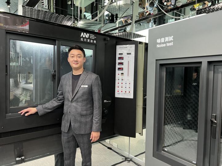 以製造門窗起家的上田鋁業第3代接班人吳律謙，13日將自己研發的水密節能窗進駐台中市七期百貨商場，更斥資新台幣千萬元設置風雨實驗室，讓民眾可以親身體驗，直接讓產品面對民眾。