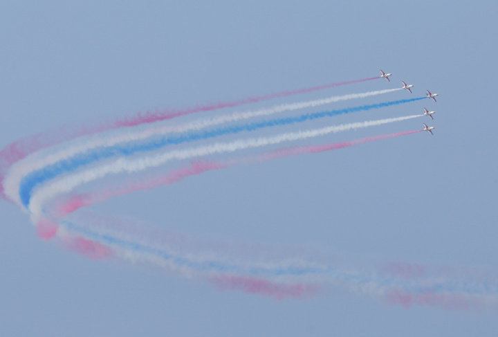 國軍29日上午進行空中預演，5架AT-3組成的雷虎小組飛越台北上空，施放紅白藍3色彩煙。