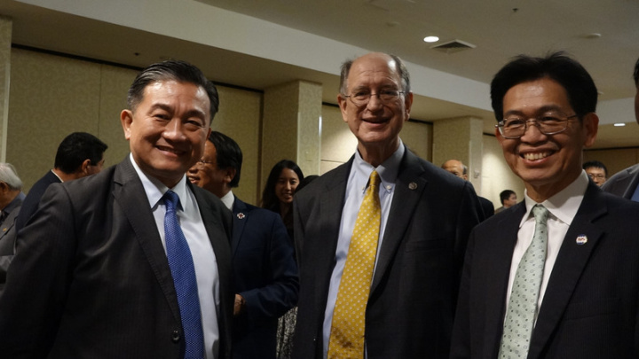 美國參院外委會日前通過台灣政策法案，美國眾議員薛曼（中）與立法委員王定宇（左）認為將法案內容包裹在國防授權法案中一併通過是可行方案。右為台灣人公共事務會會長簡明子。