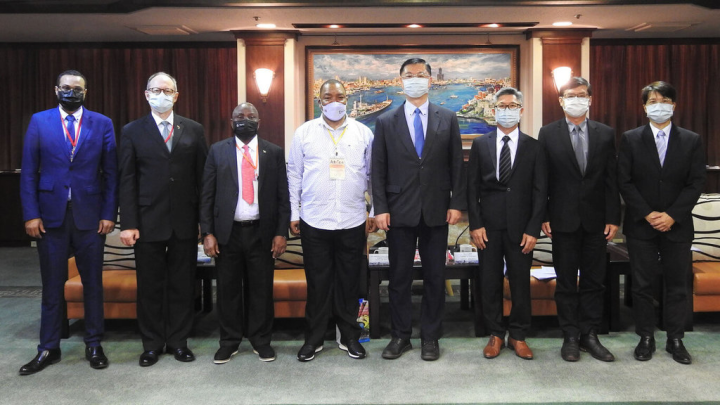 索馬利蘭駐台代表穆姆德（Mohamed Omar Hagi Mohamoud）（左起）、南非駐台代表安德生（Hugh Graham Anderson）、奈及利亞駐華商務辦事處長阿邁德（Ibrahim A.Ahmed）與史瓦帝尼駐台大使蒙西比（Promise Msibi）8日拜會高雄市政府，與高雄市副市長羅達生（右4）等人交流多項議題，盼打造合作契機。（高雄市政府提供）