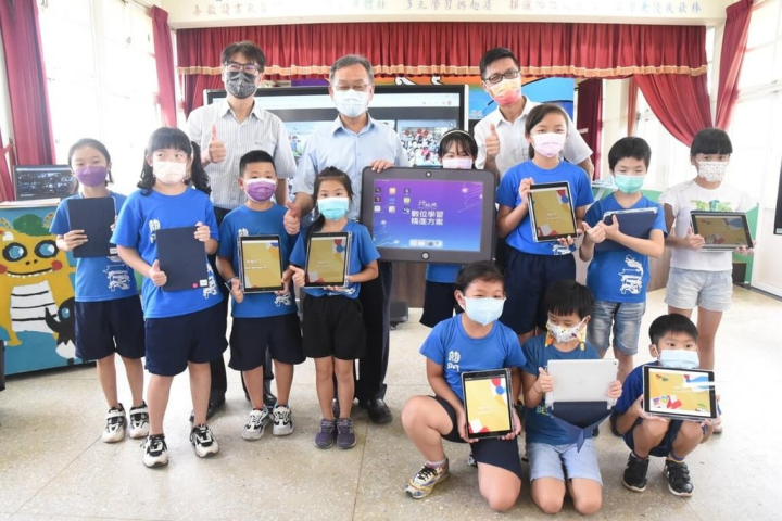 澎湖縣「生生有平板」啟用儀式1日在澎湖龍門國小舉行，縣長賴峰偉（後排中）出席，期盼透過數位學習，拉近城鄉差距，縮短數位落差，開啟學子新視野。（澎湖縣政府提供）