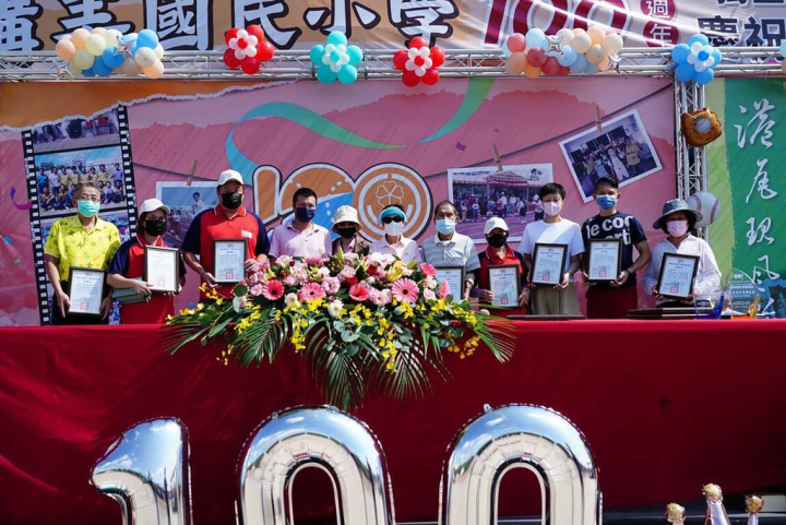 澎湖縣講美國小喜迎100週年校慶，17日盛大舉辦慶祝活動，會中頒獎表揚服務資深教職員等，也希望講美國小順利邁入下一個百年。（澎湖縣政府提供）