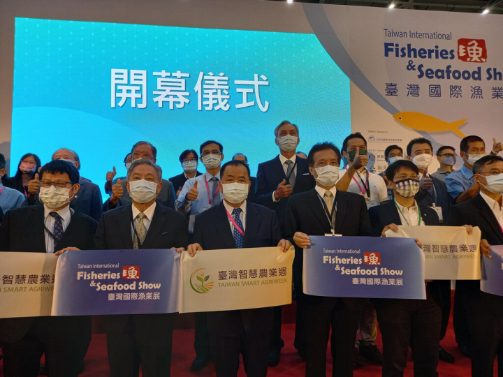 外交部政次田中光（前左2）29日出席2022年台灣國際漁業展與台灣智慧農業週聯合開幕儀式。（外交部提供）