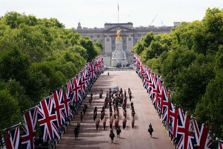 英國女王伊麗莎白二世14日在倫敦自白金漢宮移靈至國會西敏廳。圖為移靈的隊伍。（圖取自twitter.com/royalfamily）