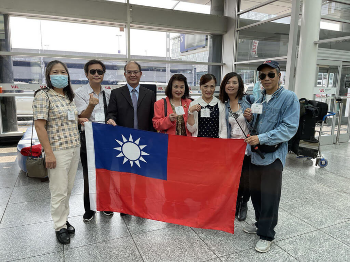 駐加拿大代表曾厚仁（左3）一上任就積極拜訪僑社，與僑胞親切互動。（駐加拿大代表處提供）