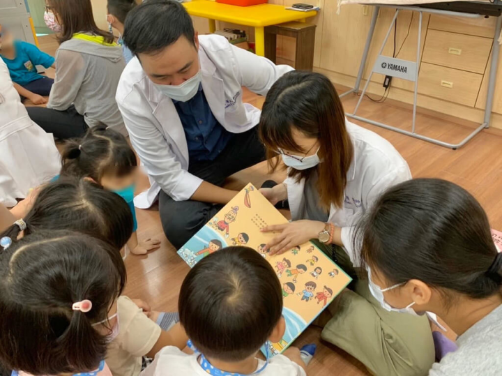 台北躍齡扶輪社與台灣展臂閱讀協會合作推動偏鄉共讀計畫，北醫醫療團隊長期進駐新北石碇3所國小附設幼兒園服務，藉科技輔助提升共讀成效，也傳遞學前兒童永續繪本觀念，符合學校實踐永續循環理念。（展臂閱讀提供）