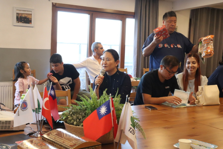 中秋月圓人團圓，旅土耳其台灣人10日齊聚伊斯坦堡度佳節，歡唱「月亮代表我的心」等曲，氣氛熱鬧。