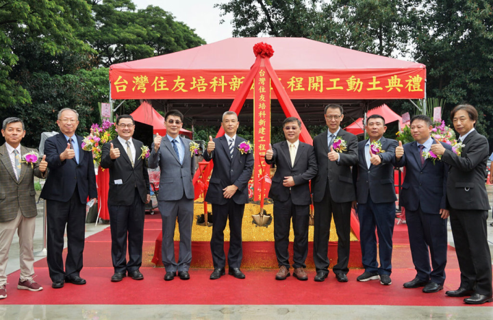 全球半導體封裝材料市占第1的台灣住友培科，看好市場未來需求，投資新台幣8億元擴建新廠，5日在高雄大發工業區舉行新建工程動土典禮。（高雄市政府提供）