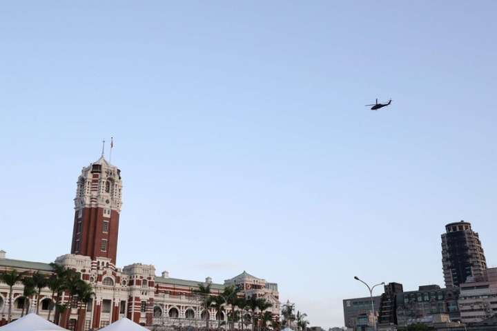 雙十國慶將屆，為讓空中操演順利進行，UH-60M黑鷹直升機22日清晨通過總統府上空實施飛行航線會勘及試航。
