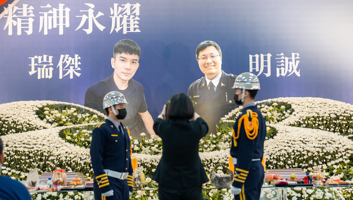 總統在司儀引領下於靈前獻花圈，行三鞠躬禮致祭