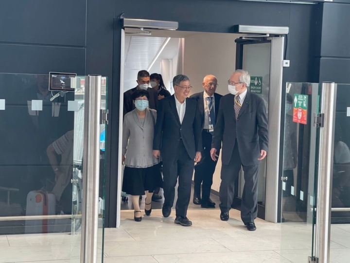 Former Vice President Chen Chien-jen (front left) is greeted by the Republic of China's Ambassador to the Holy See Matthew Lee (front right) at Rome Fiumicino or Leonardo da Vinci Airport on Saturday. Photo courtesy Embassy of the Republic of China (Taiwan) to the Holy See