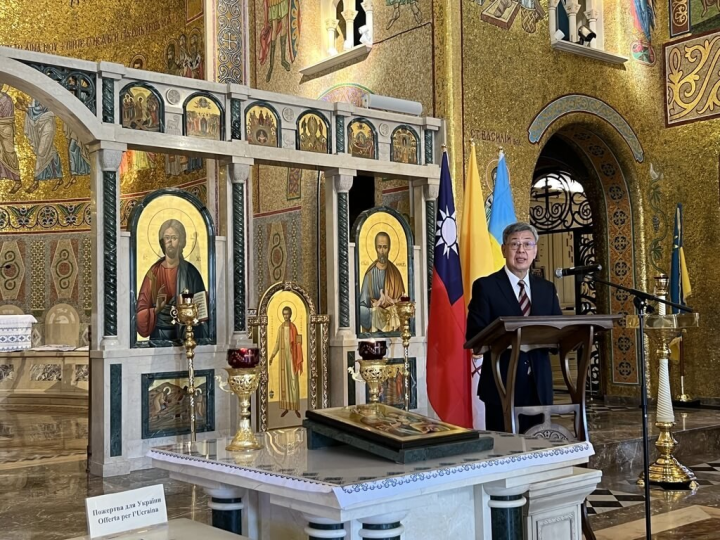 前副總統陳建仁擔任總統特使出訪教廷，他5日前往羅馬的烏克蘭教堂「聖索菲亞大教堂」參加彌撒，與旅義烏克蘭人一起為烏克蘭與世界和平祈福。（駐教廷大使館提供）