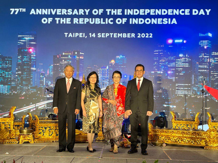 田次長夫婦與章溥帝(Budi Santoso)代表夫婦合影