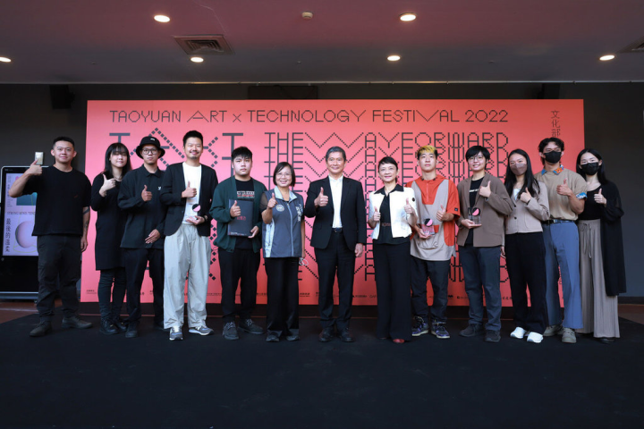 文化部長李永得（中）、桃園市文化局長莊秀美（左6）、文策院副院長張文櫻（右6）9日在桃園展演中心，為第2屆桃園科技表演藝術獎獲獎團隊頒獎並合影。（文化部提供）