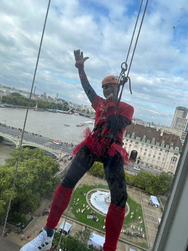 來自台灣的水電工程師王建智23日在倫敦泰晤士河畔成功挑戰高空垂降，克服怕高的恐懼，為英國慈善基金會募款。（王建智提供）