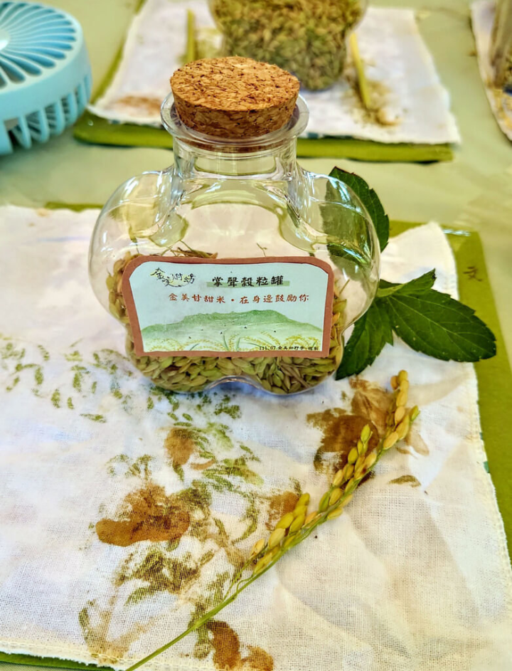 新北市金美國小附幼日前舉行收割季，讓食農教育向下扎根，小朋友們今年收成的自種米也特別保留了部分稻穗，集中作為課程創作素材，打造「掌聲穀粒罐」。（金美國小附幼提供）