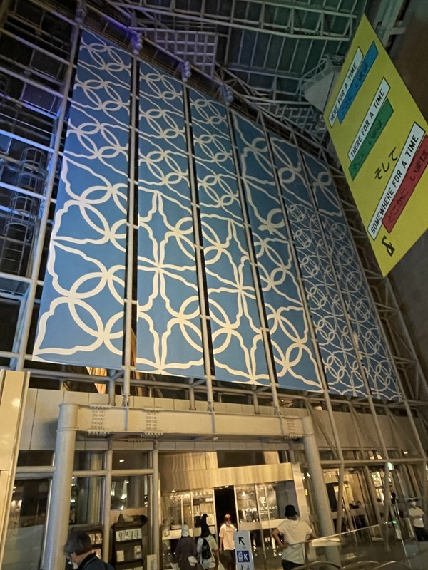 暌違3年的日本東京六本木藝術之夜17至19日舉行，台灣藝術家林明弘的大型裝置藝術作品「窗」首度在日本亮相。作品位於六本木之丘west walk的2樓。