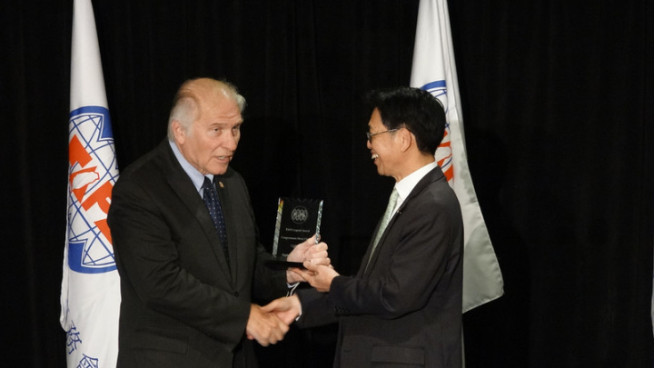 美國聯邦眾議院台灣連線共同主席夏波（左）出席台灣人公共事務會40週年年會，並接受會長簡明子頒贈紀念盃，以感謝他對台灣的支持。