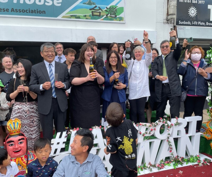 歐洲第一個由台僑成立的台灣會館3日在英格蘭曼徹斯特開幕，駐英國代表謝武樵（二排左2）說，這是歷史性的一刻。英國會議員格林（二排右3）、市議員洪碧（二排左3）應邀致詞，駐德國代表謝志偉（二排右2）也應邀專程前來。曼徹斯特台灣人協會會長蔡惠玉（二排右4）表示，這是第一次有議員現身該會活動。