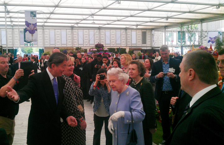 英國女王伊莉莎白二世2012年參觀切爾西花展台灣攤位，駐英代表沈呂巡(左二)接待。 (駐英代表處提供)