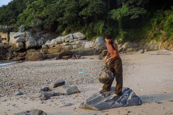 駐村藝術家尹子潔至海邊採集海廢，用於創作。