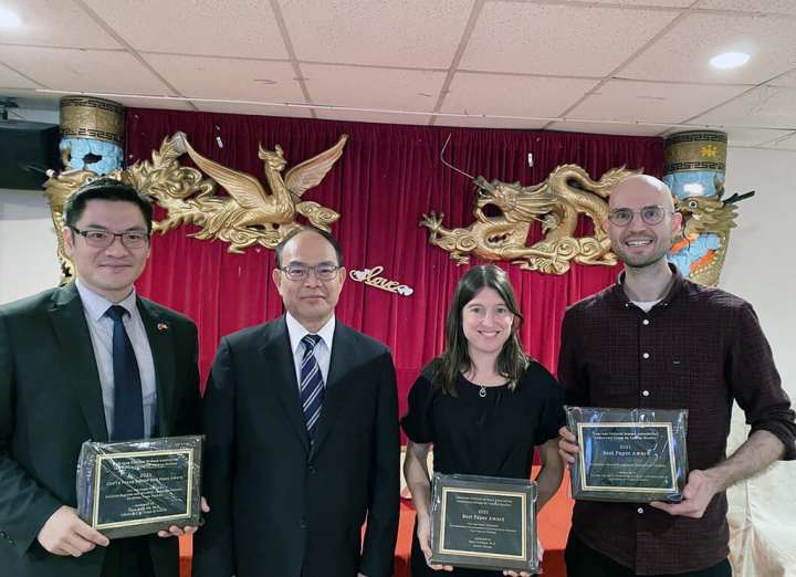 美國政治學會今年年會9月中旬在加拿大蒙特婁舉行，駐加代表曾厚仁（左2）受邀頒發台灣研究小組新設的「最佳論文獎」（Best Paper Award）及「最佳新秀論文獎」（Young Scholar Paper Award），期許更多學人延續台灣研究能量。（駐加拿大代表處提供）
