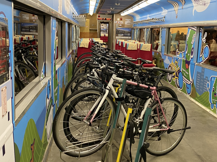 兩鐵旅遊列車一景