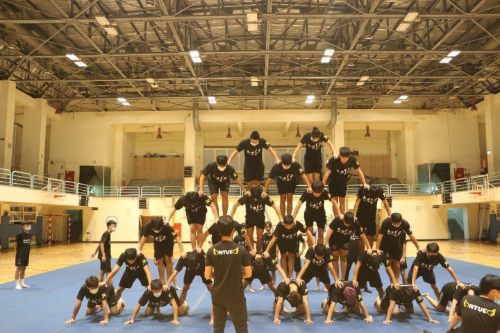 國北教同學藉由堆疊組成金字塔。