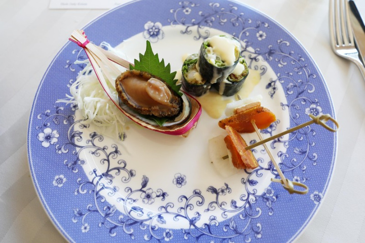 台灣名廚潘盟仁以台灣小吃「鹹蜆仔」口味醃製鮑魚，搭配蘋果烏魚子、龍蝦沙拉捲，作為台灣美食饗宴巡迴的前菜。