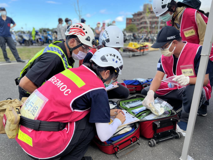 花蓮縣災難醫療隊訓練，首創與消防局中級救護技術員複訓結合，透過共同受訓及演練，培養合作默契，並邀請花蓮慈濟醫院中醫部參與，提升整體救災救護效率。（花蓮縣政府提供）