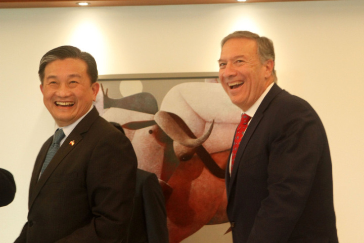 民進黨立委王定宇（左）28日邀請前美國國務卿蓬佩奧（Michael Pompeo）（右）到台南與企業家餐敘，兩人在合照結束後神情開心。