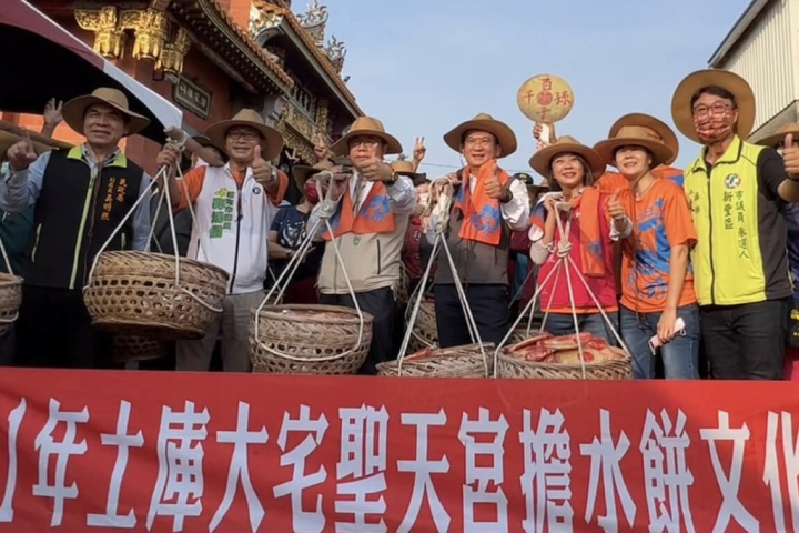  台南市仁德區大宅聖天宮18日舉辦擔水餅文化節，台南市長黃偉哲（左3）到場響應地方民俗傳承。（郭鴻儀服務處提供）