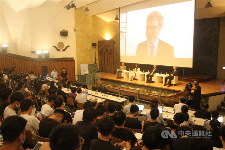 2022 Tang Prize winner in sustainable development, Jeffrey Sachs (on screen), speaks via a video link during a session of the Tang Prize Forum series held at the National Cheng Kung University in Tainan on Monday. CNA photo Sept. 26