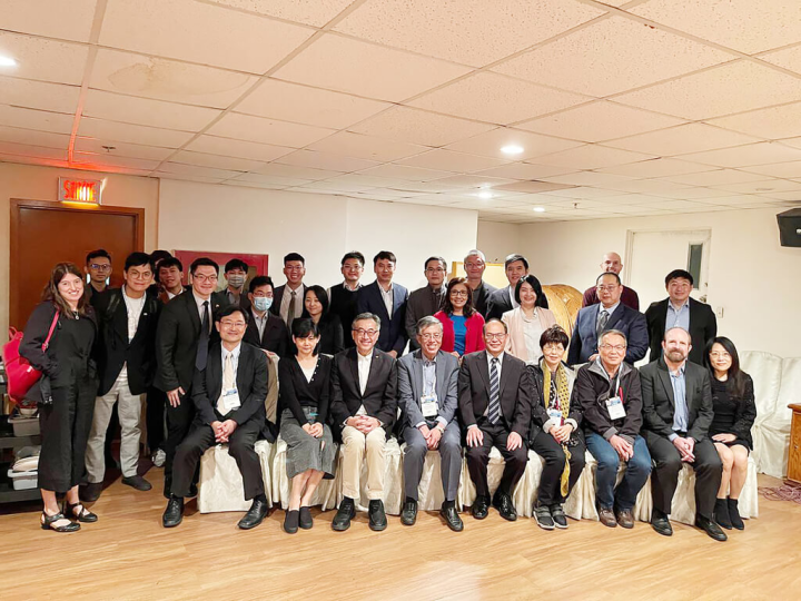 美國政治學會（APSA）年會9月中旬在蒙特婁舉行，駐加拿大代表處代表曾厚仁（前排右5）宴請參加年會的台灣研究小組學者並合影。（駐加拿大代表處提供）