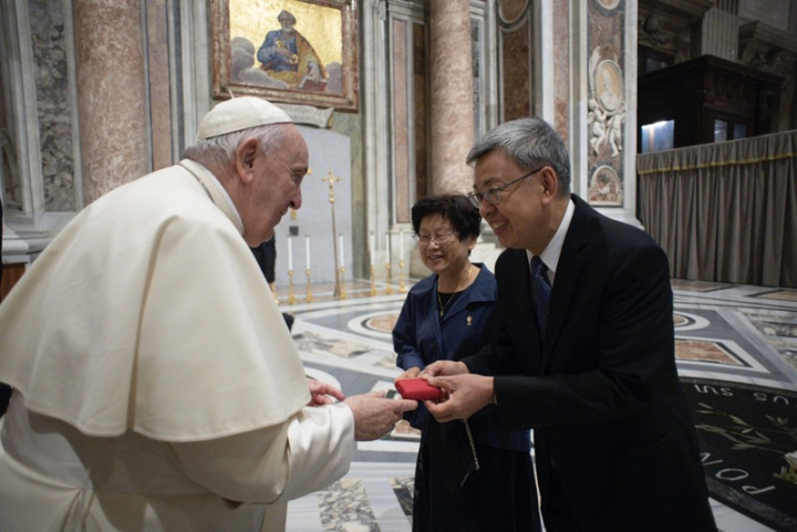 前副總統陳建仁（右）擔任總統特使出訪教廷，在教宗（左）接見時轉達蔡總統問候。（教廷官方攝影網站）