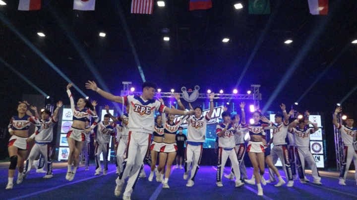 中華競技啦啦隊國家隊4日參加泰國曼谷2022亞洲青年錦標賽，第五級競技啦啦奪金。圖為4日奪金的第五競技啦啦，音樂結束歡呼。