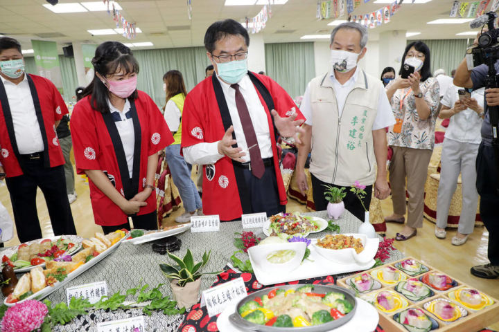 2022產業文化暨毛豆新品發表會23日在台南市新市區農會舉行，透過主廚上菜秀展示毛豆新品，台南市長黃偉哲（中）出席表示，新市毛豆是台南主力產品之一，營養健康，美味無負擔。（台南市政府提供）