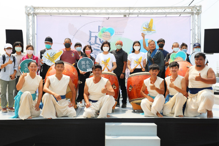 雲林縣長張麗善（後右8）宣布，「成龍溼地國際環境藝術季」將於24日、25日登場，以環境藝術結合表演藝術方式，帶領民眾欣賞雲林海口土地的堅韌與美麗。