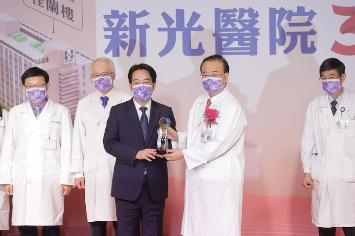 副總統頒發「醫療外交貢獻獎」予侯勝茂院長