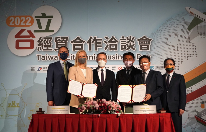 「2022年台立經貿合作洽談會」12日登場，立陶宛創新署（Innovation Agency）在活動中與外貿協會簽署合作備忘錄。