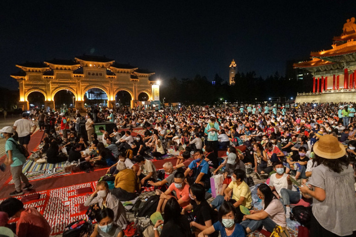 國家兩廳院藝文廣場17日晚間滿是人潮，等待睽違兩年重新回歸演出的雲門舞集戶外公演登場，將呈現雲門藝術總監鄭宗龍作品「霞」。