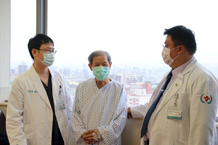 病患陳先生(中)為非典型腦中風個案，經及時搶救，成功脫險。(左為林柏辰醫師、右為范修平醫師/輔大醫院提供)