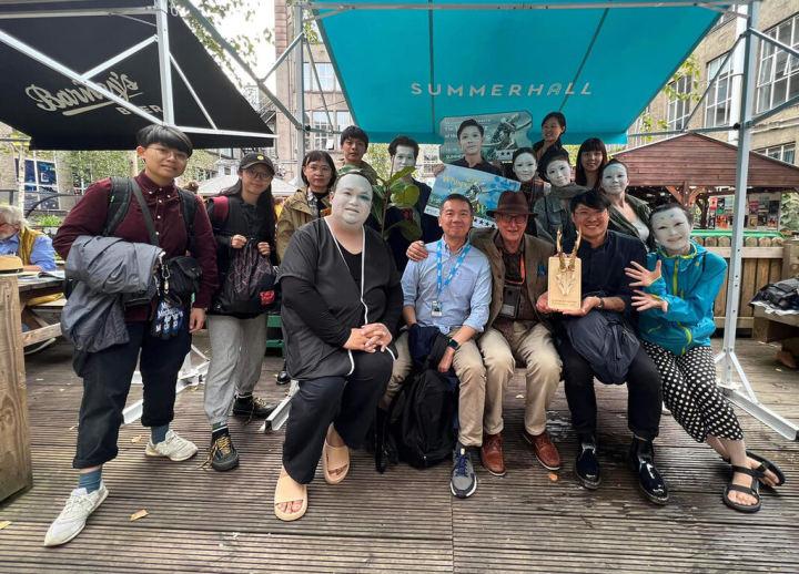 台灣表演藝術團隊今年在8月底閉幕的國際藝術盛事「愛丁堡藝穗節」屢獲專業評論5顆星評價，獲獎數也較往年多。圖為參演團隊「曉劇場」獲藝穗節主場館之一Summerhall頒發「令人難忘的演出」獎。（駐英國代表處文化組提供）