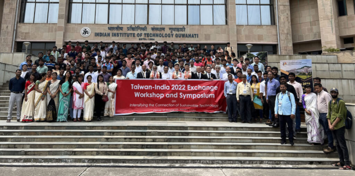 2022年「台灣印度加強永續科技鏈結交流研討會」5日在印度東北部大城古瓦哈蒂登場，駐印度代表處科技組組長王金燦（紅布條後方中）、逢甲大學教授賴奇厚（紅布條後右5）等人前往參加。 （逢甲大學教授賴奇厚提供）